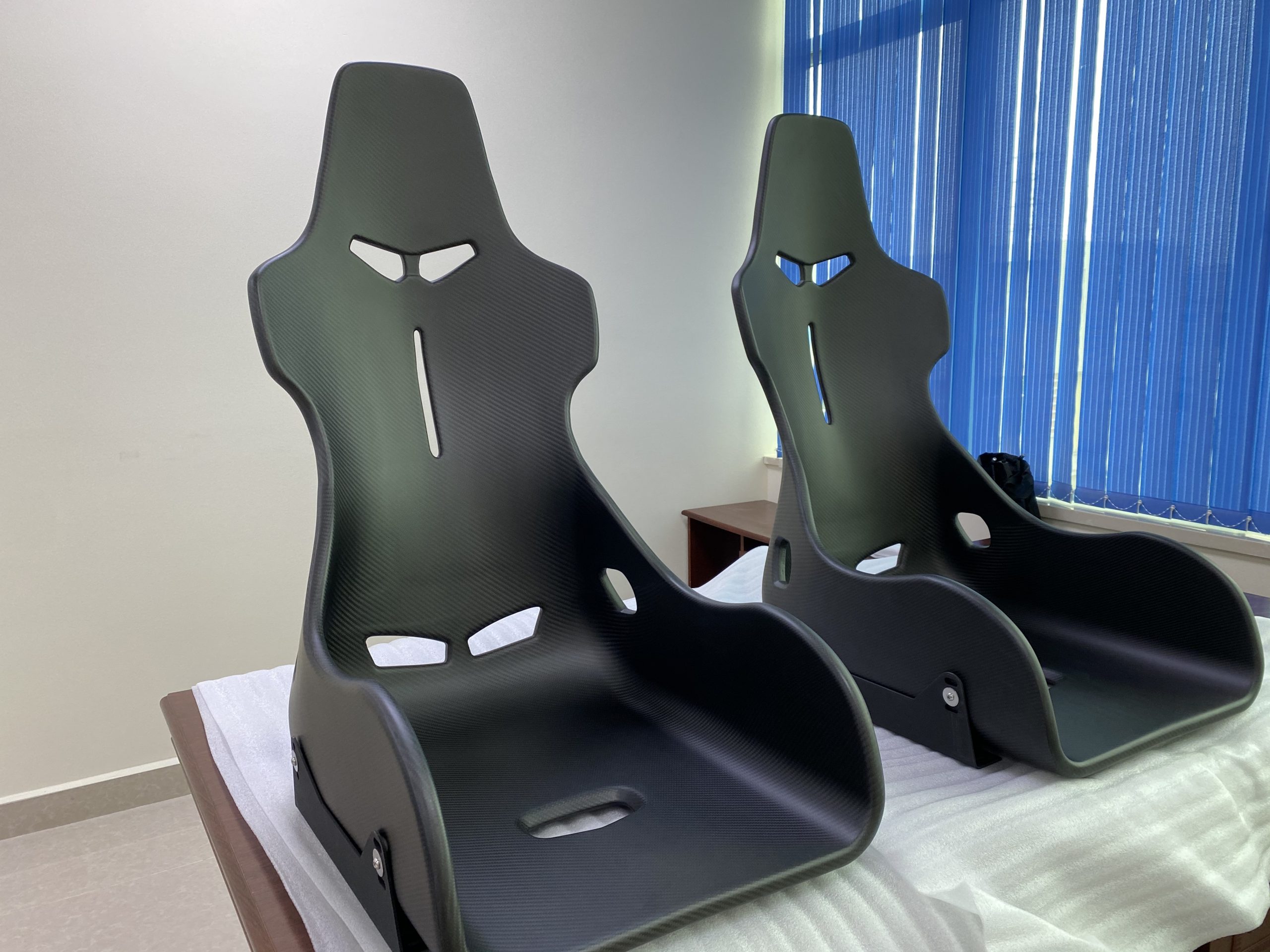 DMC Bucket Seat: Carbon Fiber Race Chair inspired by the McLaren
