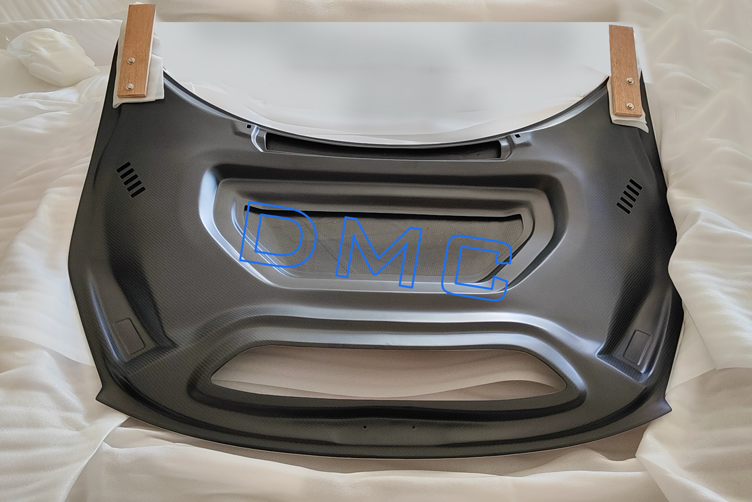 DMC Ferrari 488 Pista Package: Carbon Fiber Front Hood, Aero Active Bonnet with channeling support
